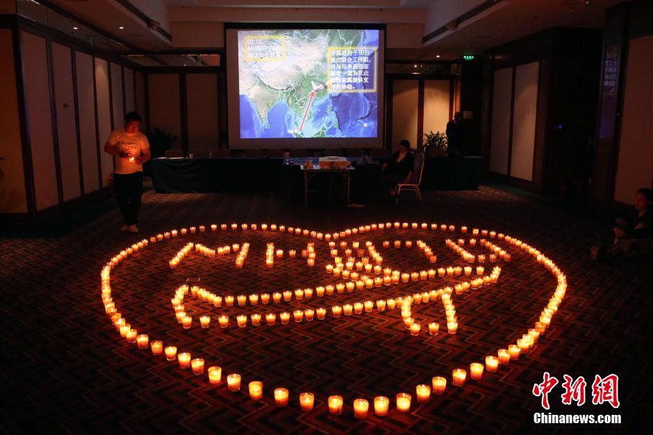 Beijing : les familles des passagers du vol MH370 continuent de prier (7)