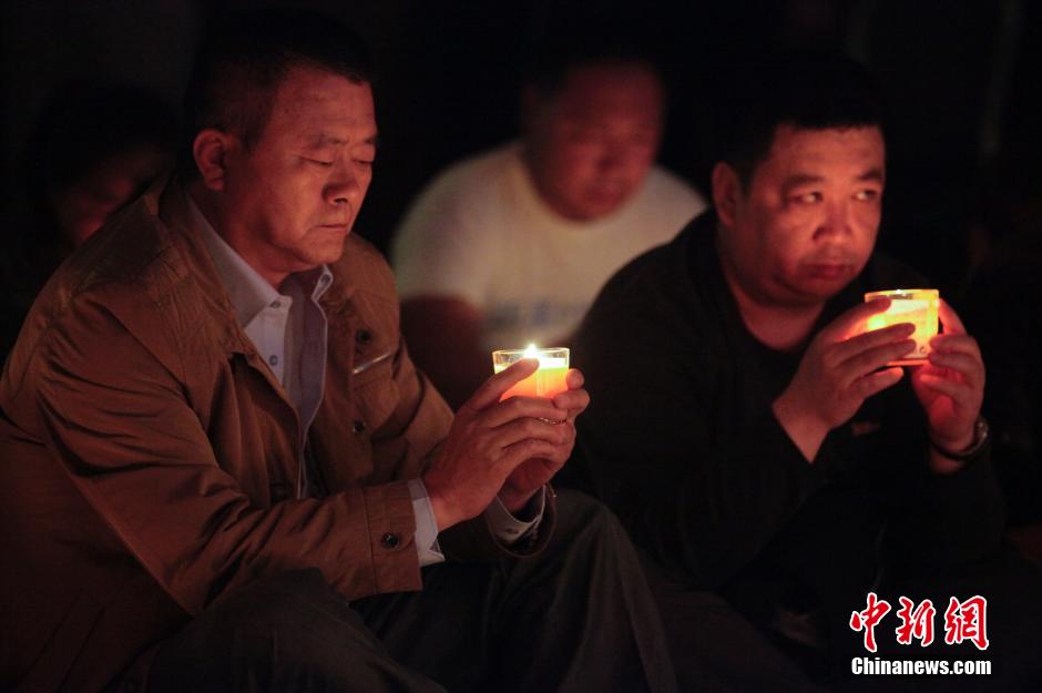 Beijing : les familles des passagers du vol MH370 continuent de prier (6)