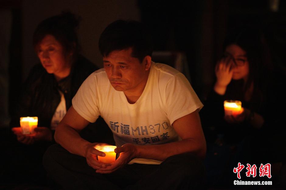 Beijing : les familles des passagers du vol MH370 continuent de prier (5)