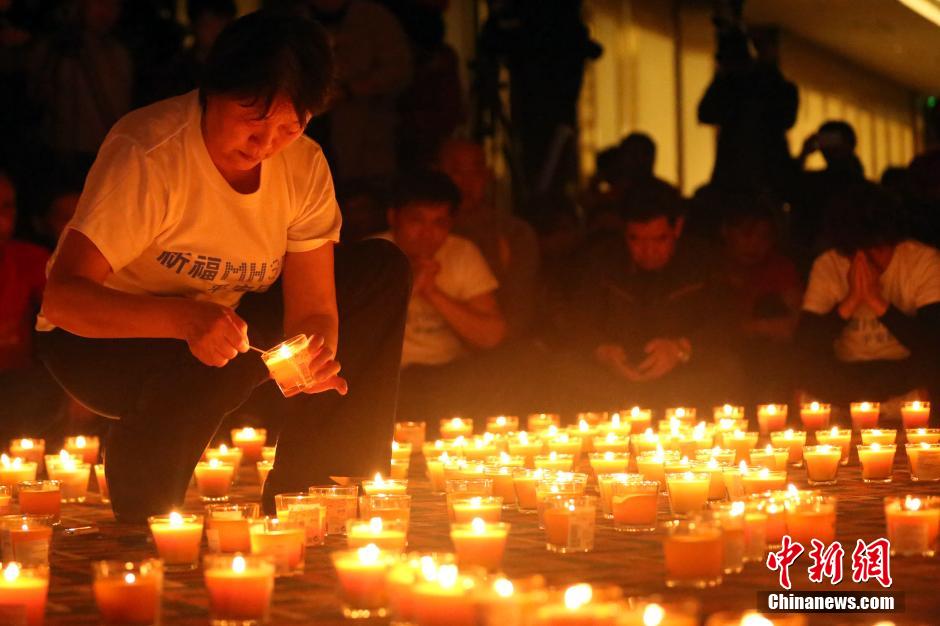 Beijing : les familles des passagers du vol MH370 continuent de prier (2)