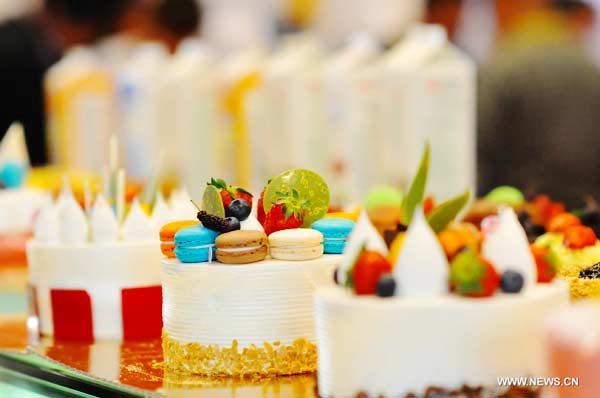 Photo prise le 8 avril, 2014 montrant les desserts exposés pendant l'Exposition internationale de la boulangerie, de la glace, et de la transformation et de l'emballage alimentaires 2014 à Beijing, capitale de la Chine. L'exposition, qui a débuté le 8 avril, durera trois jours. [Photo/Xinhua]
