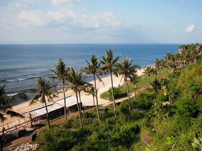 La plage de Balangan à Bali, en Indonésie, est idéale pour la pratique des sports nautiques, et notamment du surf.