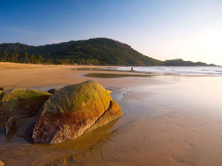 Ces dernières années, l'Etat indien de Goa attire de nombreux touristes grâce à la qualité de ses plages. Si la plage de Palolem est par exemple très fréquentée, celle d'Agona est quant à elle bien plus calme et naturelle.