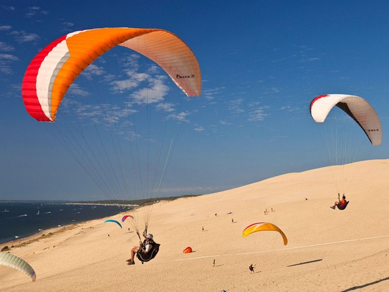 Le Pyla-sur-Mer en France abrite les dunes de sable les plus hautes d'Europe. Les touristes peuvent y admirer la vaste baie d'Arcachon et apercevoir au loin les Pyrénées, lorsque le temps le permet.