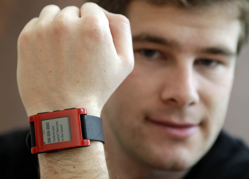 3. Eric Migicovsky, le PDG de Pebble, présente la smartwatch de son entreprise à Palo Alto (Californie), le 12 février 2013. Cette nouvelle montre étant notamment capable de se connecter aux smartphones se trouvant à moins de 10 mètres. [Photo/dfic.cn]
