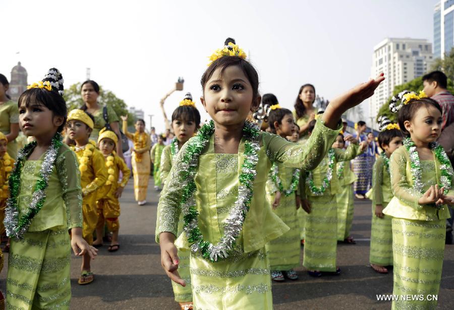 Le festival de l'eau commence au Myanmar (2)