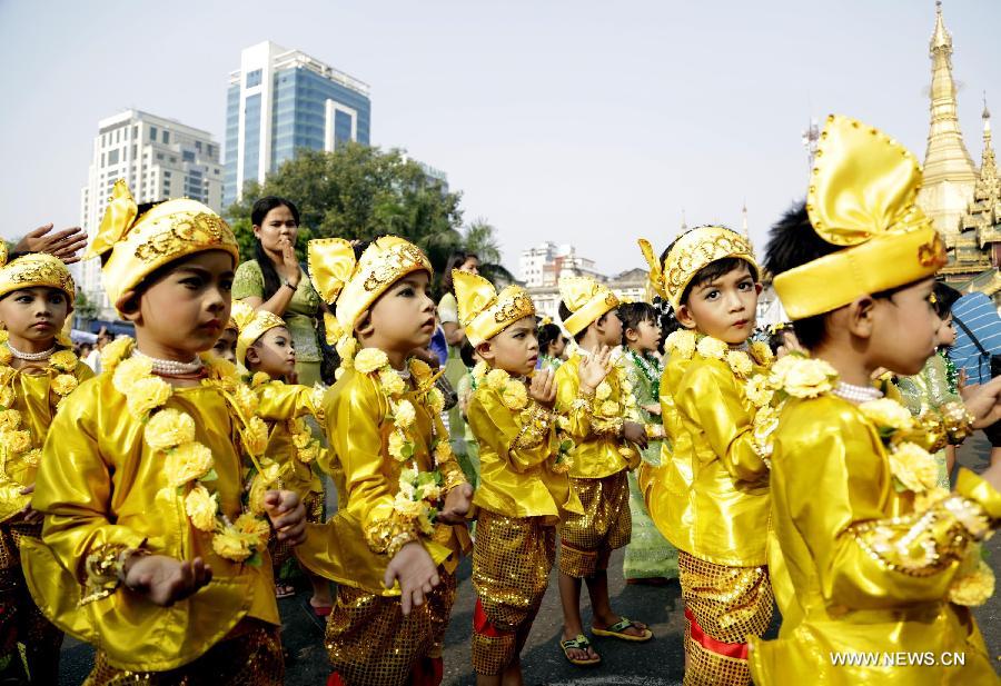 Le festival de l'eau commence au Myanmar