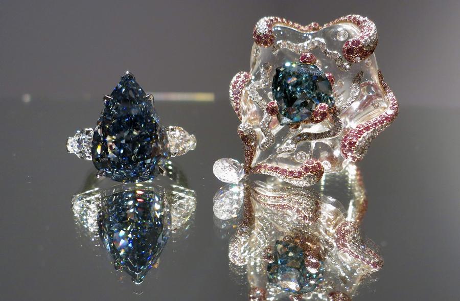 Le diamant bleu (gauche) et l'Ocean Dream diamant on été présentés chez Christie's à New York, le 11 avril 2014. La célèbre maison de vente Christie's poposera le plus grand diamant fancy vivid blue, jamais apparu sur le marché des enchères. Son prix a été fixé de 21 à 25 millions de dollars et sera le point culminant d'une prochaine vente de Joyaux à Genève. Le Ocean Dream, 5,50 carats , un diamant de couleur fantaisie bleu-vert profond, est lui estimé de 7,5 à 9,5 millions de $.