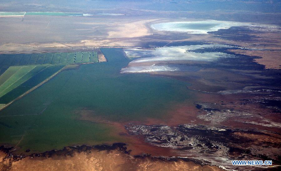 Photo prise le 14 avril 2014 montrant le paysage d'un lac salé dans le bassin du Qaidam, dans la province du Qinghai (nord-ouest de la Chine)