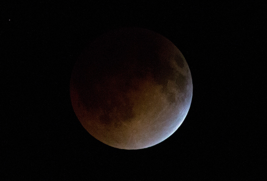 Un cliché de la Lune dans un déroulement d'éclipse prise le 15 avril à Mexico au Mexique. (Photo : Xinhua)