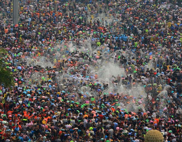 Des milliers de visiteurs et de résidents locaux participent au Festival du Songkran, un événement annuel lors duquel on s'asperge d'eau à l'occasion de la célébration de la nouvelle année du calendrier de l'ethnie Dai, qui cette année tombe le 15 avril, dans la ville de Jinghong, dans la préfecture autonome Dai du Xishuangbanna.