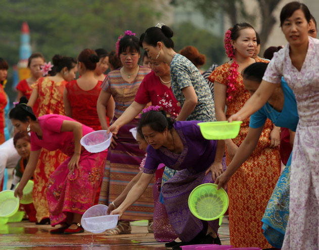 Des femmes portant des costumes ethniques Dai célèbrent Festival du Songkran, ou le Festival de l'Eau, à l'occasion du Nouvel An de leur calendrier, dans la ville de Jinghong, dans la préfecture autonome Dai du Xishuangbanna, dans la Province du Yunnan, dans le Sud-ouest de la Chine, le 15 avril. 