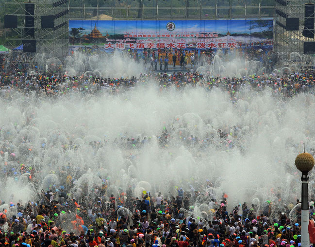 Des milliers de personnes participent au Festival de l'Eau du Songkran