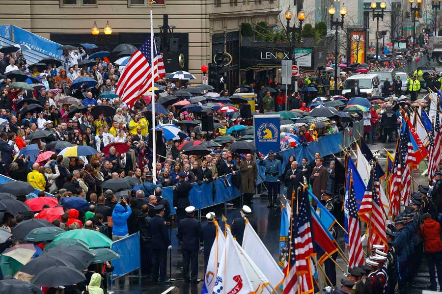 Personnalités, survivants et les premiers intervenants ont participé à une cérémonie de lever de drapeau à proximité du site de l'un des deux attentats à la bombe, commémorant le premier anniversaire des attentats du marathon 2013 de Boston, Massachusetts, le 15 avril 2014.