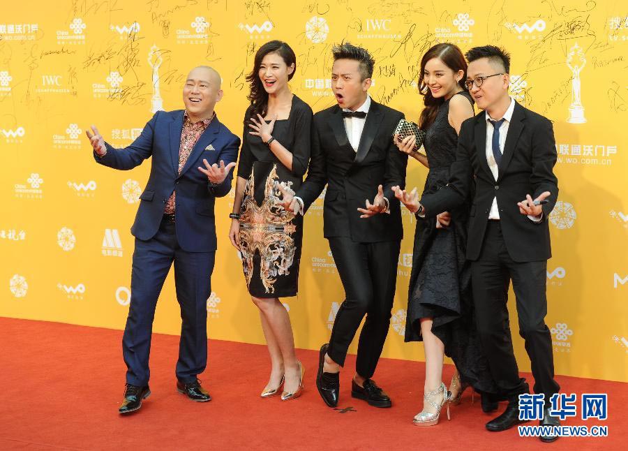L'acteur chinois Deng Chao (centre) et le casting de "The breakup Guru" 