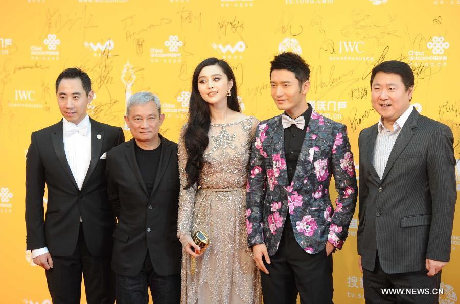 L'acteur chinois Huang Xiaoming (2e à droite) et de l'actrice Fan Bingbing (centre)
