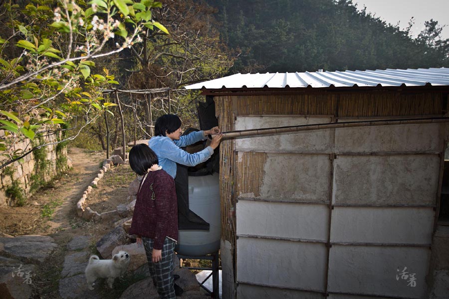 Tang Guanhua a créé un nouveau système de collecte des eaux de pluie et le couple pourra ainsi boire l'eau après le filtrage. Ils attendent seulement l'arrivée d'une forte pluie pour savoir si la qualité de l'eau filtrée respecte les normes exigées.[Photo/qq.com]