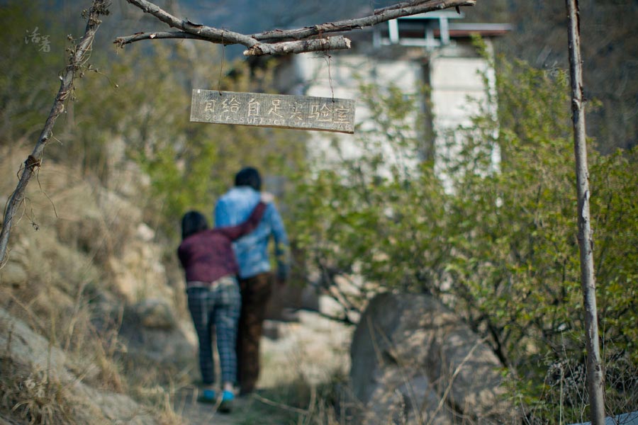 Le "Lab en autosuffisance", la maison de Tang Guanhua et sa femme Xing Zhen , est une maison rénovée en briques dans un village de montagne de la région de Qingdao, la province du Shandong. Le couple cultive leurs propres légumes et conçoivent leurs propres vêtements.[Photo/qq.com]