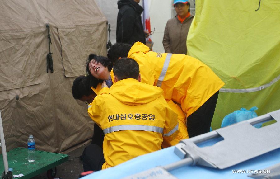 Corée du Sud: les plongeurs parviennent à pénétrer dans l'épave du ferry, 28 morts confirmés (7)