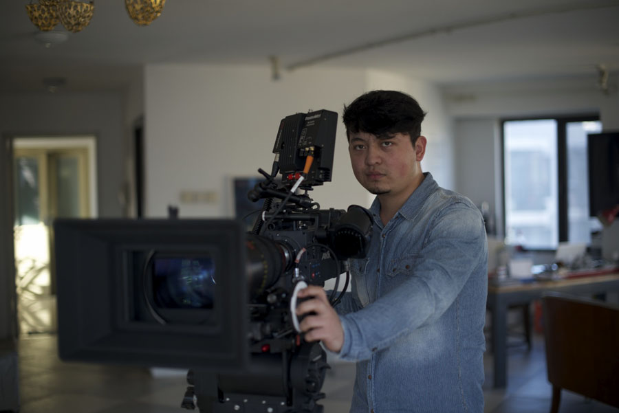Je m'appelle Akeberjan Alikan. Je suis Ouïgour, et je viens d'Urumqi au Xinjiang. Je travaille actuellement comme photographe de film à Beijing. Je voudrais tourner un documentaire sur notre ethnie, pour que plus de gens puissent mieux connaître les Ouïgour.