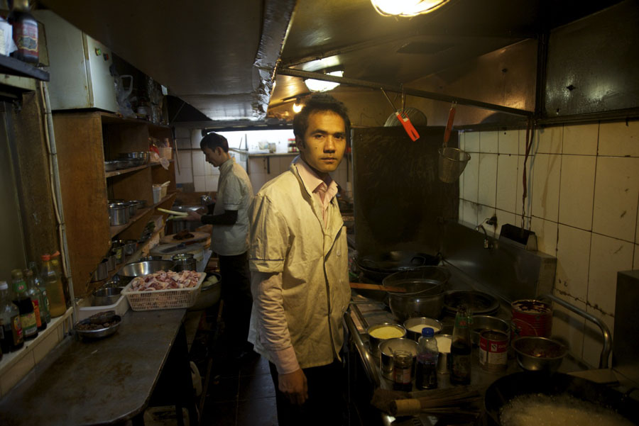 Je m'appelle Muhtar Tursun. Je viens du Xinjiang. Je suis Ouïgour et j'ai 25 ans. Je suis venu à Beijing en juin 2012 et depuis je travaille en tant que cuisinier dans un restaurant ouïgour. Ma femme et mon fils né en septembre dernier m'ont rejoint à Beijing. Je veux travailler dur pour que mon fils ait une vie heureuse et reçoive une bonne éducation.