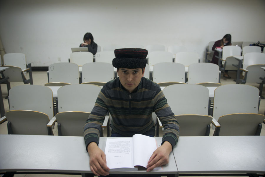 Je m'appelle Memedik Dilkar. Je viens du Xinjiang. Je suis de l'ethnie Tadjik et j'ai 24 ans. En 2012, j'ai obtenu mon diplôme de lycée professionnel et après j'ai travaillé dans une société au Xinjiang. Actuellement, je suis des cours à l'Université centrale des ethnies à Beijing. Je veux obtenir un diplôme de licence pour trouver un meilleur job. 