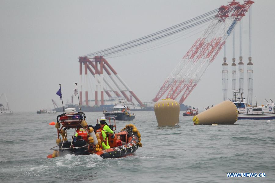Ferry sud-coréen : le bilan des morts s'élève à 33, l'opération de recherche continue