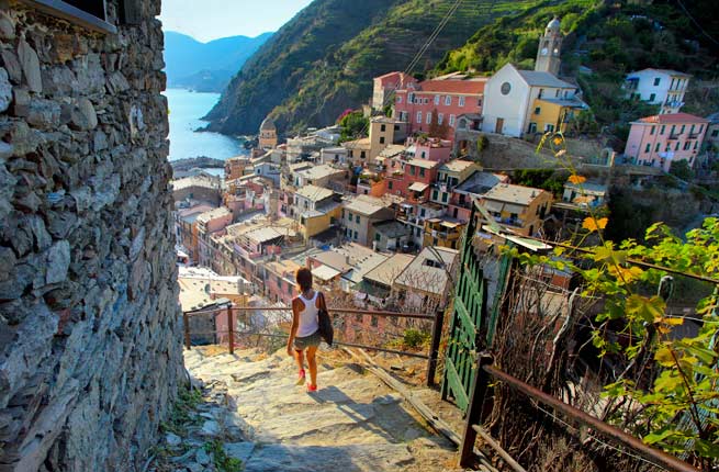 10. Les Cinque TerreSituée en Italie, les Cinque Terre comprennent cinq villages contemplant la Méditerranée. Façades multicolores, clochers, papillons et fleurs… chaque village possède un charme unique.