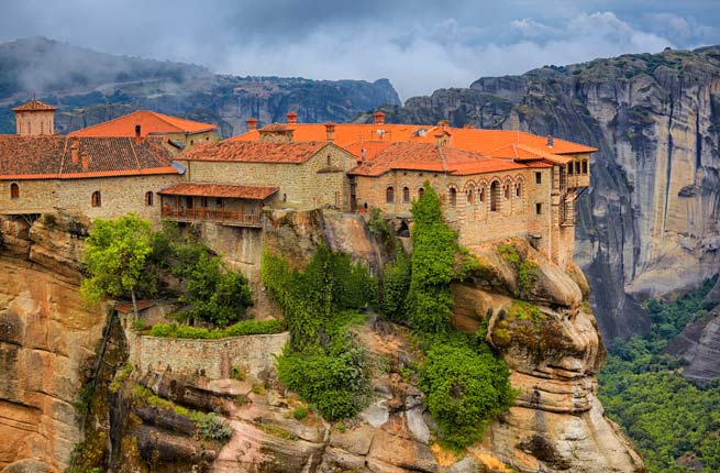 9. Les monastères des MétéoresLes monastères des Météores, situés en Grèce, sont perchés sur des rochers à 396 mètres d'altitude, ce qui donnent l'impression qu'ils sont suspendus dans les airs.
