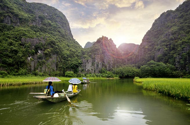 4. La baie d'Halong (Vietnam)Les îles de roche se reflètent dans l'eau turquoise cristalline, leurs formes et leurs couleurs varient au gré du temps et de la météo. Les aigles survolent ce paysage de montagnes et de forêts, et de nombreuses grottes se cachent dans les îles.