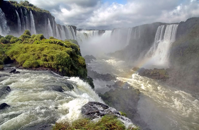 1. Les cascades d'IguazuSituées à la frontière du Brésil et de l'Argentine, les chutes d'Iguazu font environ 149 mètres de large et 914 mètres de long, et comprennent la plus grande chute d'eau du monde, surnommée « Gorge du Diable ».Les sites inscrits au patrimoine culturel mondial de l'UNESCO font partie des destinations les plus prisées des touristes. Le site de voyage Fodor nous propose de découvrir 15 des plus belles destinations de la liste, qui en contient près de 1000.