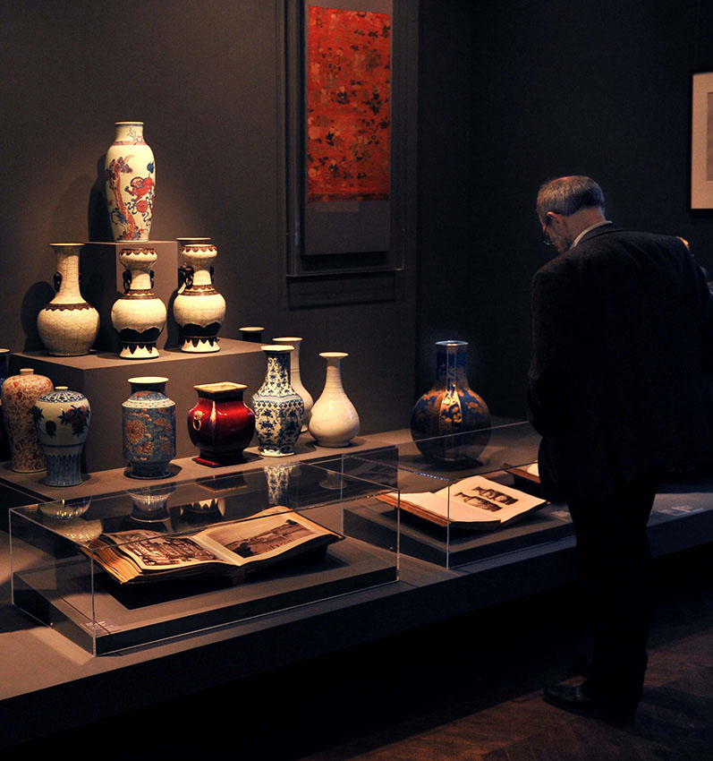 Le 22 avril, des visiteurs admirent des objets d'art chinois au musée des Arts décoratifs à Paris. (Photo : Xinhua/Chen Xiaowei)
