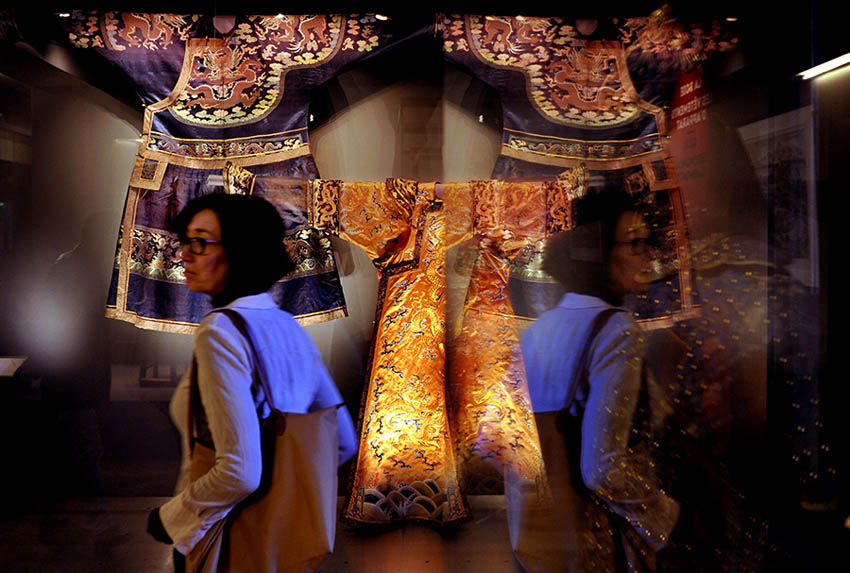 Le 22 avril, des visiteurs admirent des objets d'art chinois au musée des Arts décoratifs à Paris. (Photo : Xinhua/Chen Xiaowei)