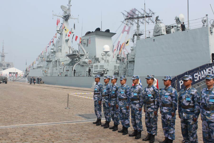 Un navire de la marine pakistanaise est ouvert au public dans le cadre des activités liées à la réunion annuelle du 14e Western Pacific Naval Symposium qui a débuté à Qingdao, la province du Shandong, le 20 avril.