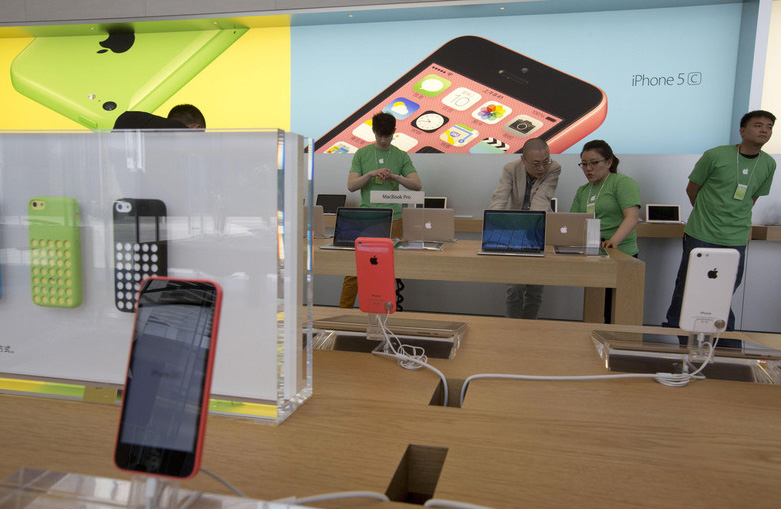 Un client reçoit de l'aide pour les produits dans une boutique d'Apple à Beijing, en Chine, le mardi 22 avril 2014.