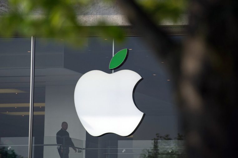 Le logo d'Apple est affiché dans une boutique de la marque à Hambourg, en Allemagne , le 22 avril 2014. Apple a réduit la moyenne consommation d'énergie électrique de ses appareils de 57% depuis 2008.