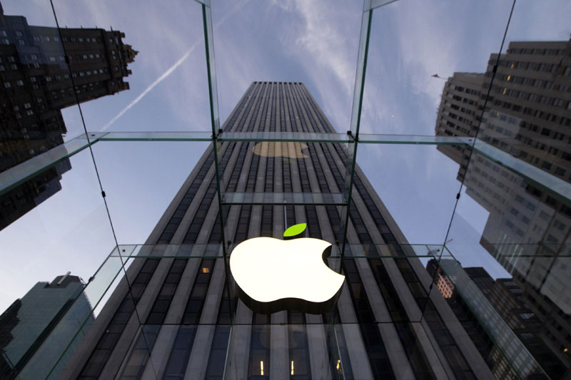 La feuille sur le symbole d'Apple est teintée en vert dans la boutique principale de la marque sur la 5e avenue de New York, le 22 avril 2014. Les employés et le symbole ont verdis pour marquer la Journée de la Terre. [Photo/agences]
