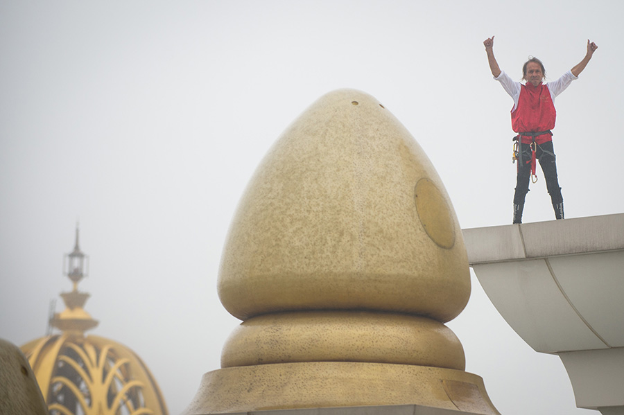 Mercredi 23 avril, Alain Robert, celui qu'on surnomme le Spiderman français, est parvenu à escalader à mains nues l'hôtel Galaxy à Macao. (Photo : Xinhua/Zhang Jinjia)