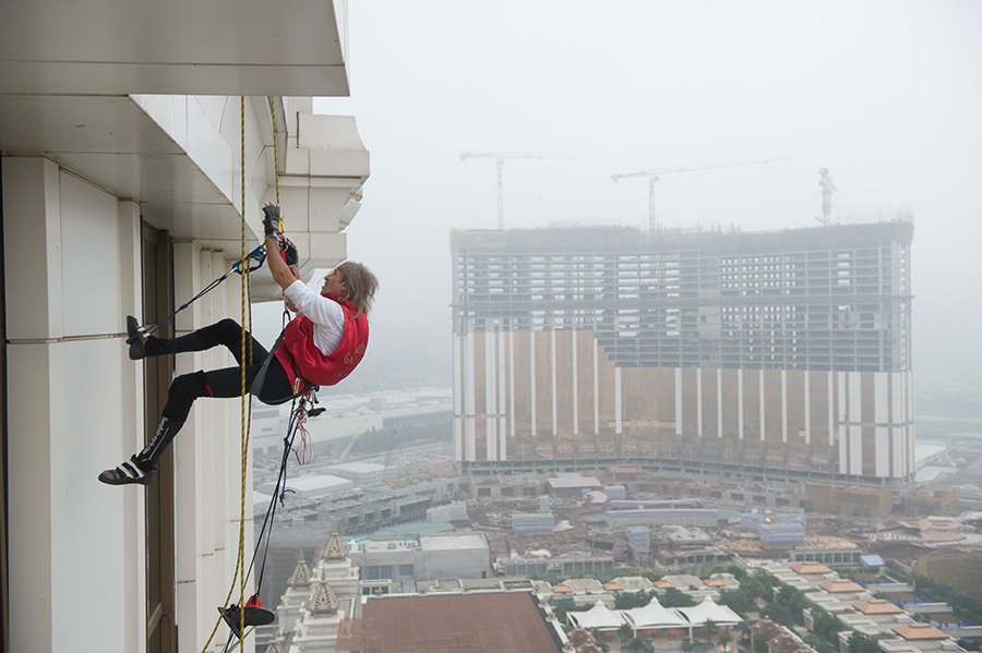 Le 23 avril, le grimpeur français de haut niveau Alain Robert en pleine escalade de l'hôtel Galaxy à Macao. (Photo : Xinhua/Zhang Jinjia)