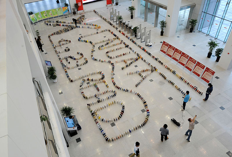 Lors de la Journée mondiale du livre qui tombait cette année le 23 avril, l'Université d'aéronautique et d'astronautique de Nanjing a fait tomber un domino géant de livres pour célébrer la fête de la lecture. (Photo : Xinhua/Sun Can)
