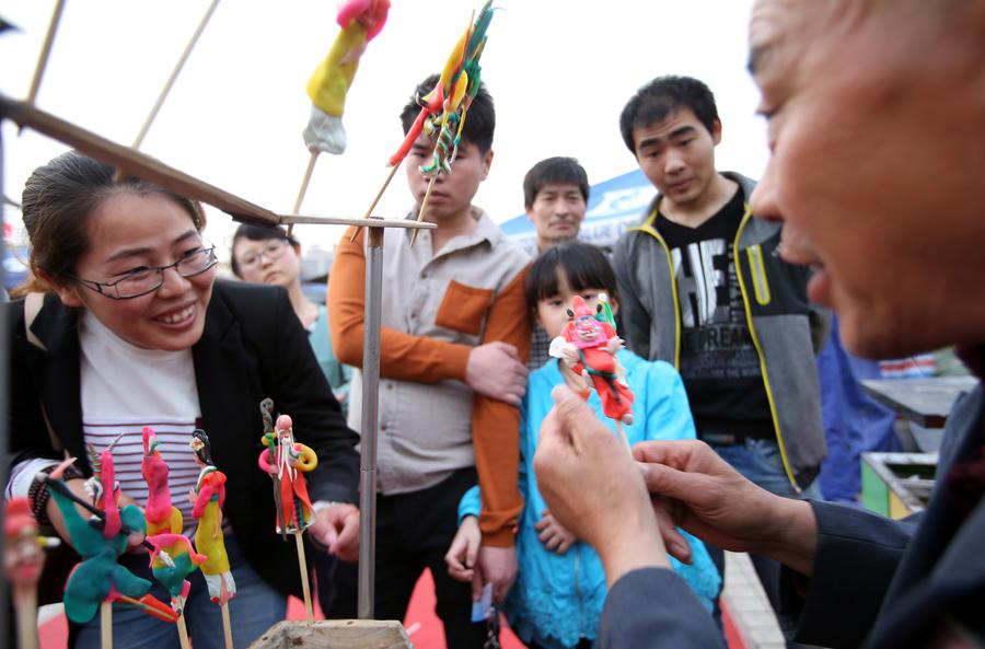 Dong Jinlong fait des figurines en pâte dans la rue, le 21 avril 2014. [Photo/Xinhua]