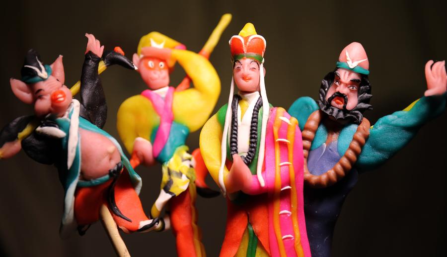 Gros plan de figurines en pâte des personnages du classique chinois "Le Voyage en Occident", créées par un artisan folklorique chinois. Dong Jinlong, 63 ans, originaire d'un village de Yuncheng, dans la province du Shanxi, a une expérience de 41 ans dans les arts populaires. Il a fait plus de 300 figurines des personnages de classiques littéraires et d'opéras chinois. [Photo/Xinhua]