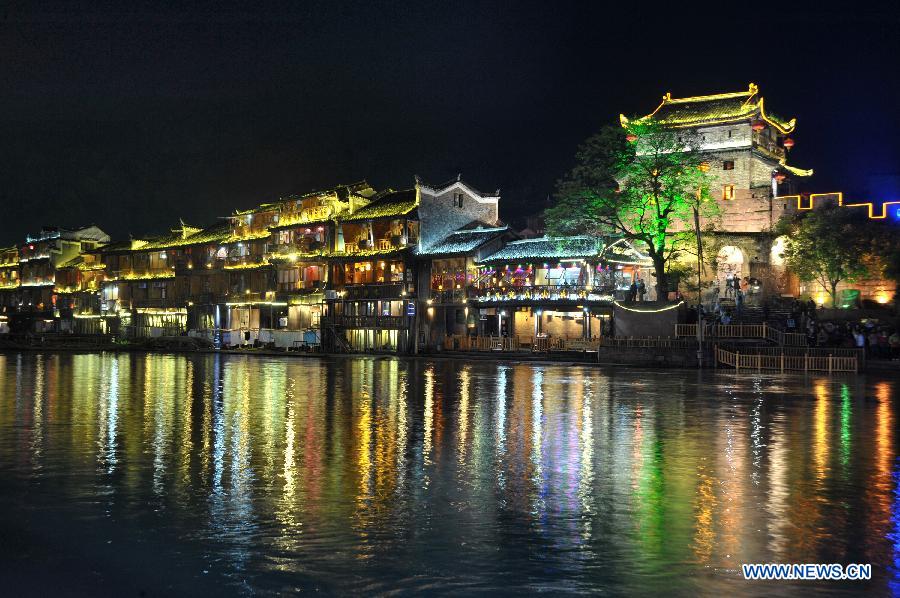 Chine: paysages nocturnes de l'ancienne ville de Fenghuang (5)