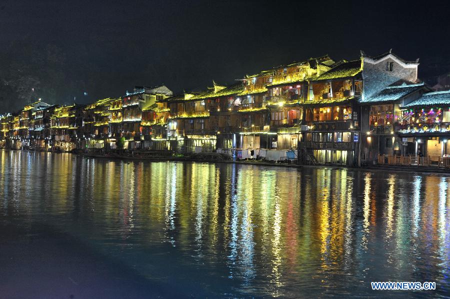Chine: paysages nocturnes de l'ancienne ville de Fenghuang (3)