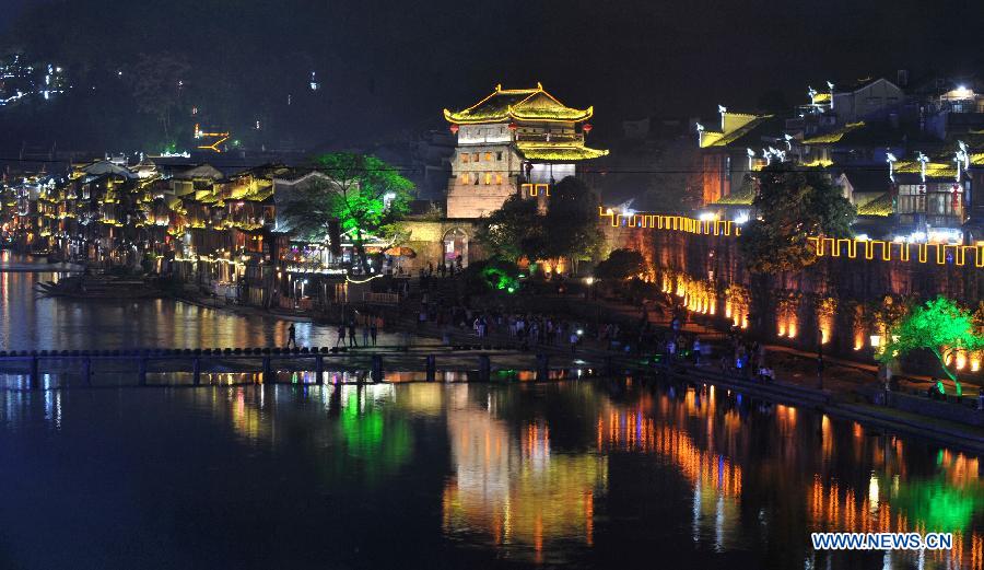 Chine: paysages nocturnes de l'ancienne ville de Fenghuang (2)