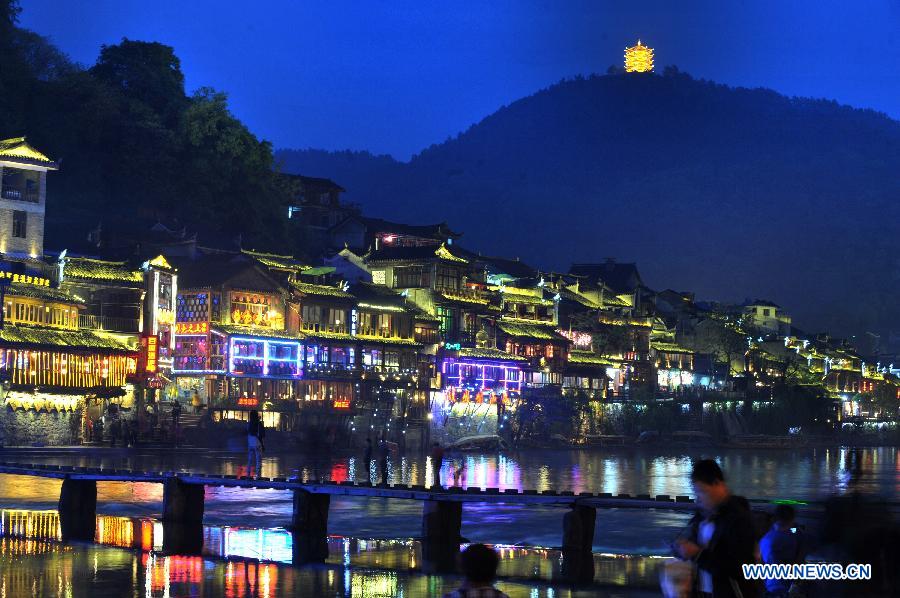 Chine: paysages nocturnes de l'ancienne ville de Fenghuang