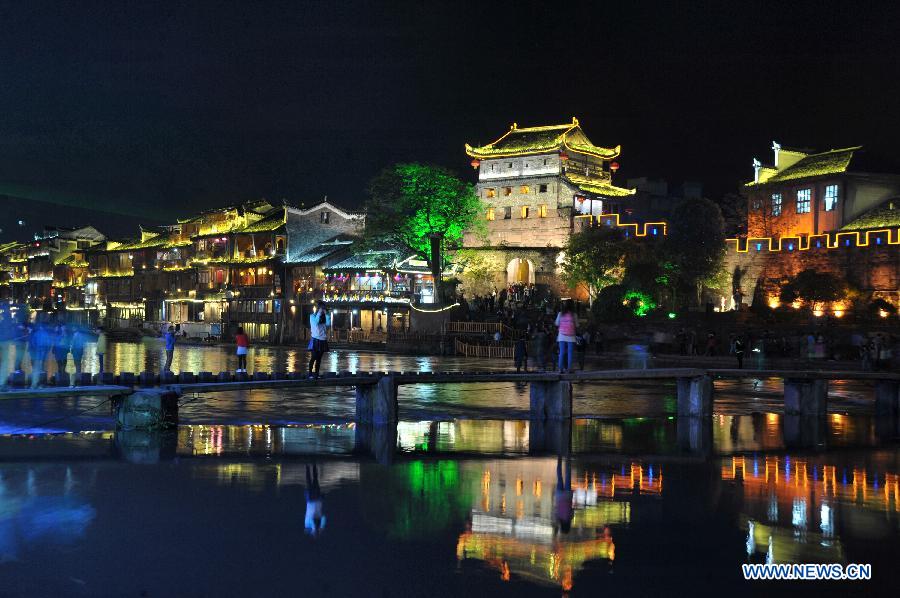 Chine: paysages nocturnes de l'ancienne ville de Fenghuang (4)