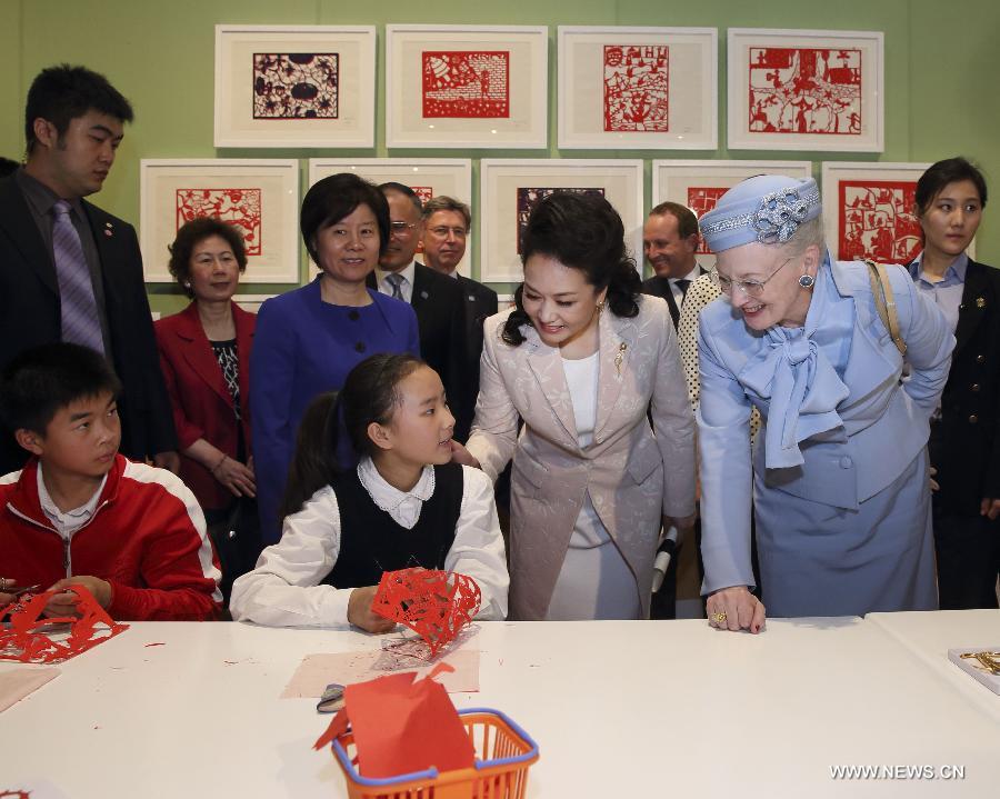 La reine du Danemark visite une exposition sur les contes d'Andersen
