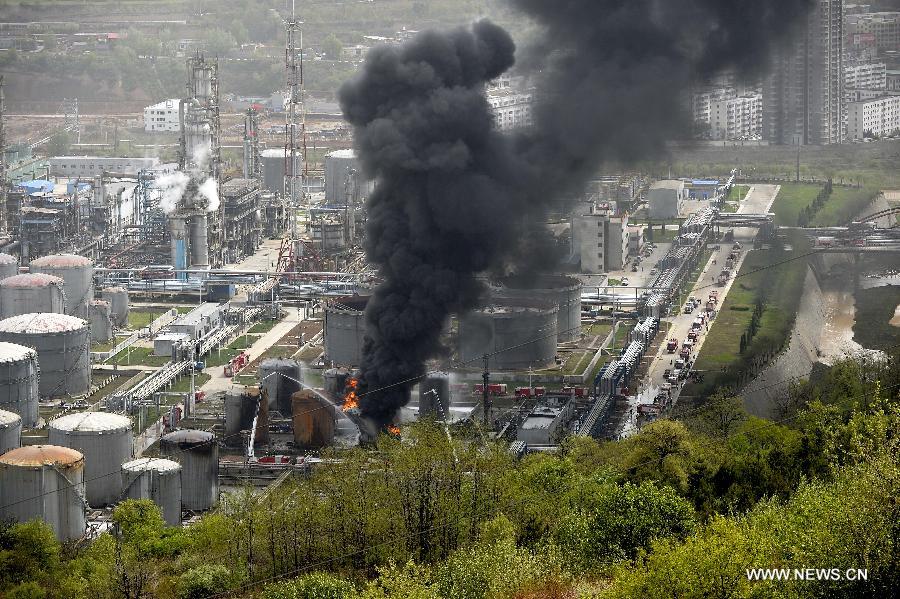 Trois blessés dans l'explosion de trois réservoirs de pétrole brut léger (7)