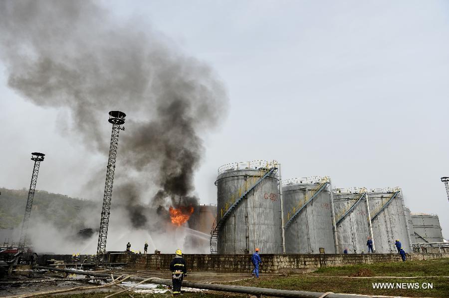 Trois blessés dans l'explosion de trois réservoirs de pétrole brut léger (6)